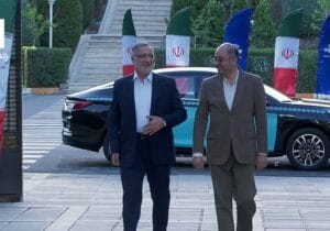شهردار گرفتار تهران؛ از منگنه نظارت شورا تا مخمصه خریداران ناکام تاکسی های برقی