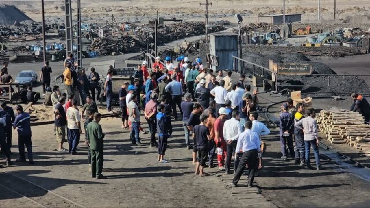 پیکر ۳۸ نفر از جان باختگان معدن به بیرون از معدن منتقل شده است