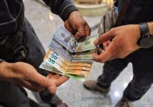 قیمت دلار نزدیک به ۲ هزار تومان ریخت