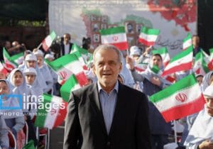 تصاویر جالب از خوش و بش دانش آموزان با رئیس جمهور