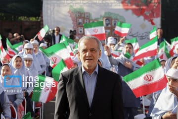 تصاویر جالب از خوش و بش دانش آموزان با رئیس جمهور