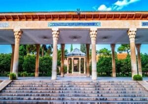 سست شدن ستون‌های آرامگاه حافظ به خاطر بی‌دقتی