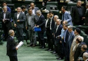رویارویی ۲ نگاه در مجلس بر سر استیضاحِ زودهنگام وزرا