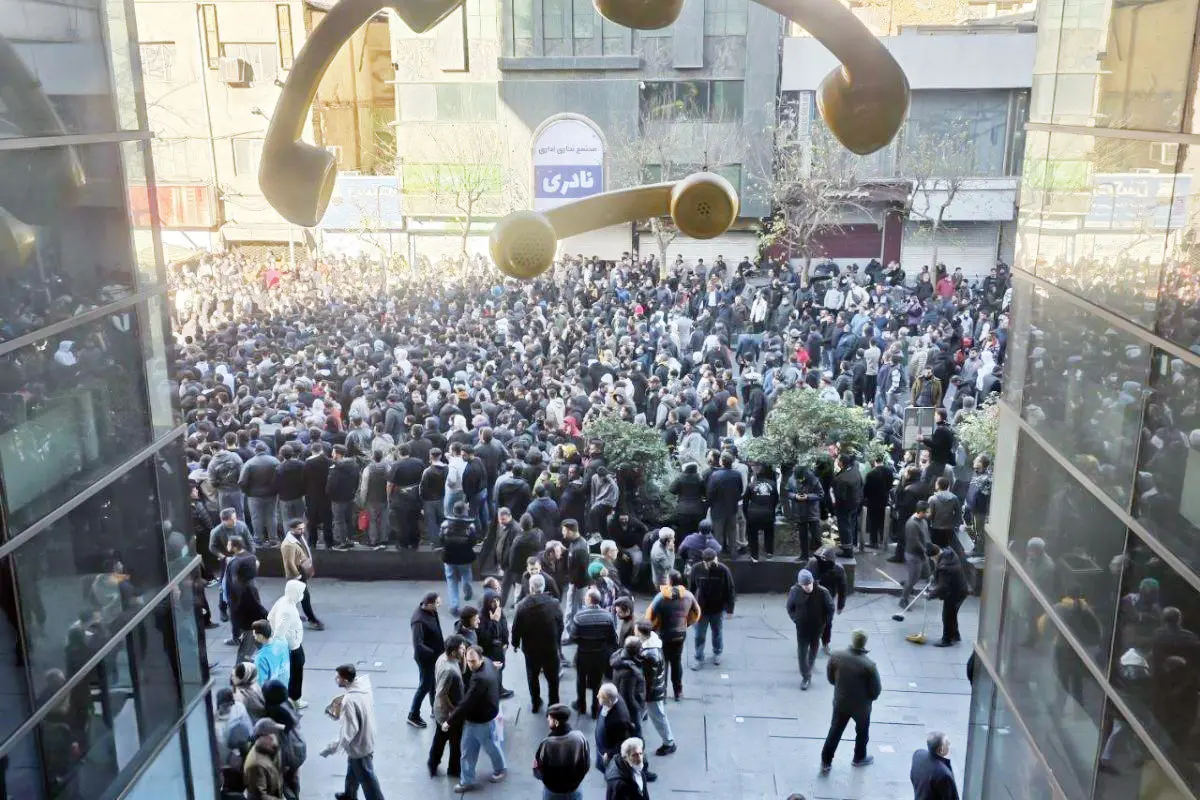 تهران در روزی که گذشت شاهد اعتراضاتی به نوسانات اخیر بازار بود