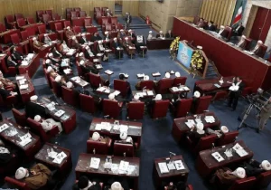 اعتماد: برای انتخاب رهبر از افرادی نظیر خاتمی، کرباسچی و ظریف نظرخواهی کنید