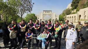 استقبال پرشور از خدمه بازمانده ناوشکن دنا در شیراز