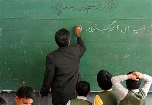 وزیر پیشین: زمان احمدی‌نژاد با ۸۰۰ میلیارد دلار درآمد نفتی هم رضایت معلمان حاصل نشد