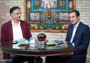 میانگین سنی سیاست‌گذاران آموزش و پرورش بالای ۶۳ سال است؛ هنوز به آستین کوتاه و مقنعه رنگی معلم گیر می‌دهند