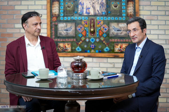 میانگین سنی سیاست‌گذاران آموزش و پرورش بالای ۶۳ سال است؛ هنوز به آستین کوتاه و مقنعه رنگی معلم گیر می‌دهند
