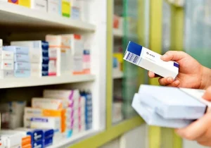 نماینده مجلس: باید میان «گرانی» و «نبود دارو» یکی را انتخاب کنیم